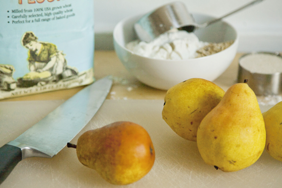 8-Ingredient Vegan Pear Crisp! Bake in ramekins for instant portion control. | picklesnhoney.com #vegan #pear #crisp #recipe #dessert