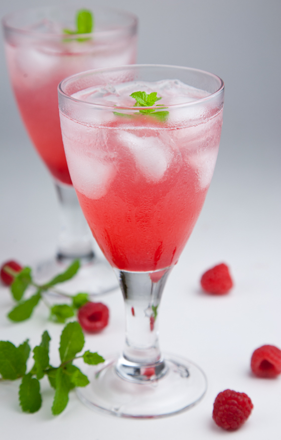 4-Ingredient Raspberry Soda! Simple, easy, not-too-sweet, and so refreshing! | picklesnhoney.com #raspberry #soda #recipe #drink #beverage #vegan #glutenfree