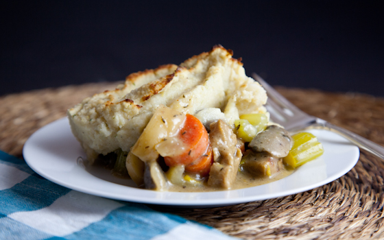 Vegan Shepherd's Pie with Mock Mashed Potato Topping | picklesnhoney.com #vegan #shepherdspie #casserole #recipe