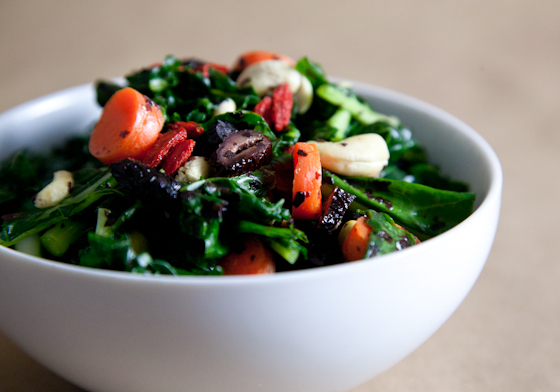 Superfood Kale Avocado Salad with Olives | picklesnhoney.com #kale #salad #recipe