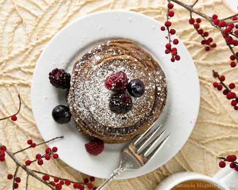 Guten-Free & Vegan Gingerbread Buckwheat Pancakes // picklesnhoney.com
