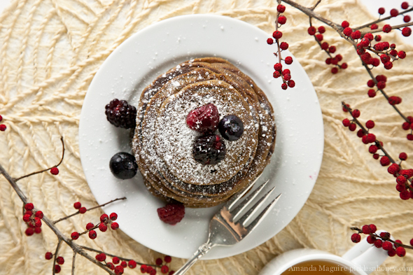 Guten-Free & Vegan Gingerbread Buckwheat Pancakes // picklesnhoney.com
