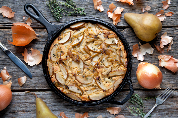 Skillet Cornbread with Caramelized Onions, Pears & Thyme (Vegan & GF) // picklesnhoney.com