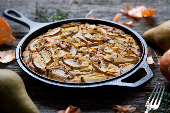 Skillet Cornbread with Caramelized Onions, Pears & Thyme (Vegan & GF) // picklesnhoney.com