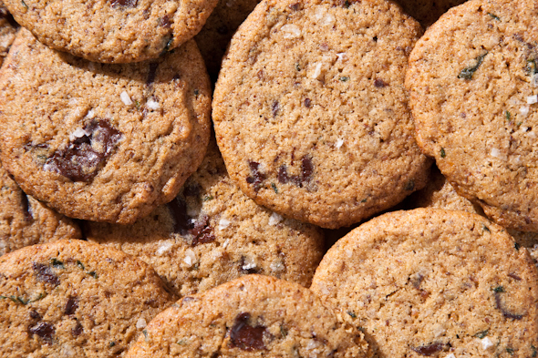 Tarragon Salted Dark Chocolate Chunk Cookies (Vegan & Gluten-Free) | picklesnhoney.com