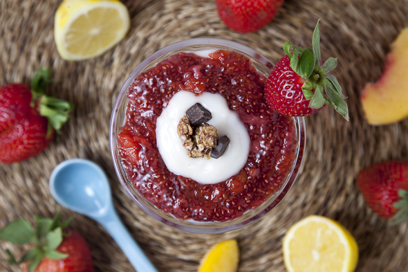 Lemon Vanilla-Kissed Strawberry Peach Chia Seed Jam (vegan, gluten-free, low sugar) | picklesnhoney.com