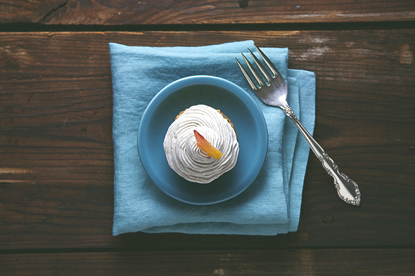 Oil-Free Peaches & Cream Oat Cupcakes (Vegan & Gluten-Free) | picklesnhoney.com
