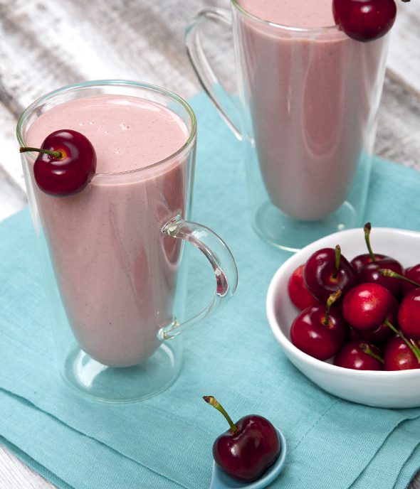 Cherry Cheesecake Protein Power Smoothie (Vegan) | picklesnhoney.com