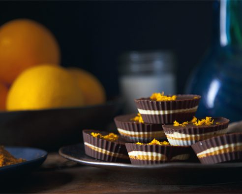 Anti-Inflammatory Ginger Turmeric Dark Chocolate Cups with Maple Orange Cashew Cream Filling (Vegan & Gluten-Free) | picklesnhoney.com