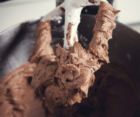 Learn how to make awesome Vegan Buttercream Frosting in under 10 minutes! Recipes include Vegan Chocolate Buttercream Frosting, and Vegan Vanilla Buttercream Frosting. | picklesnhoney.com #vegan #buttercream #frosting #chocolate #vanilla #recipe #dessert #glutenfree