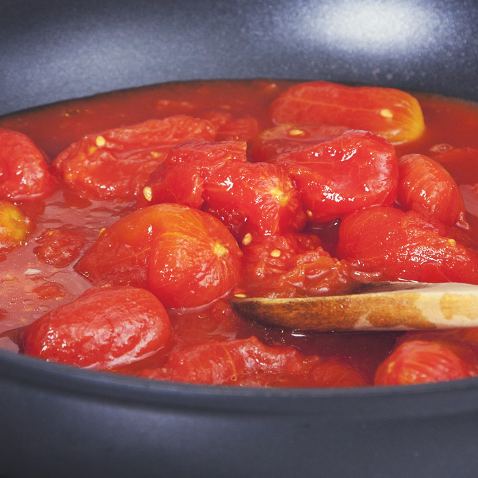 AWESOME Marinara Sauce in just 20 minutes! Use whole peeled tomatoes for a classic marinara, or diced tomatoes for a chunky sauce. | picklesnhoney.com #marinara #sauce #tomato #spaghetti #vegan #glutenfree #sugarfree #recipe #italian