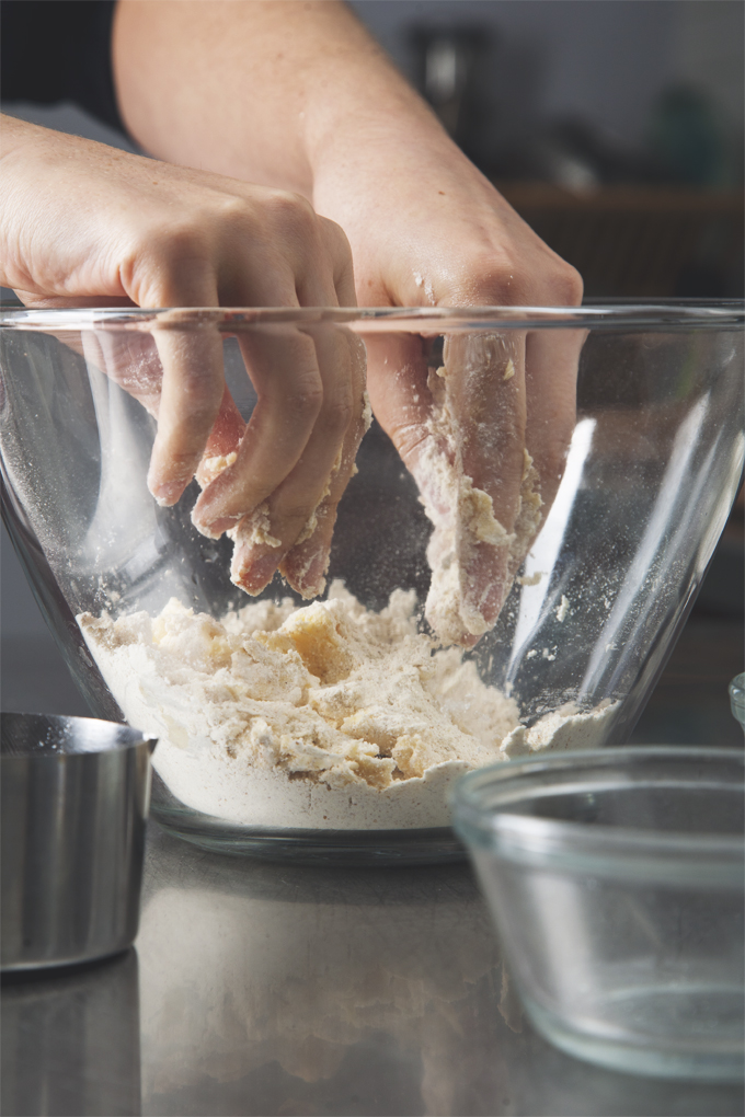 How to Make Vegan Pie Crust That Doesn't Suck | picklesnhoney.com