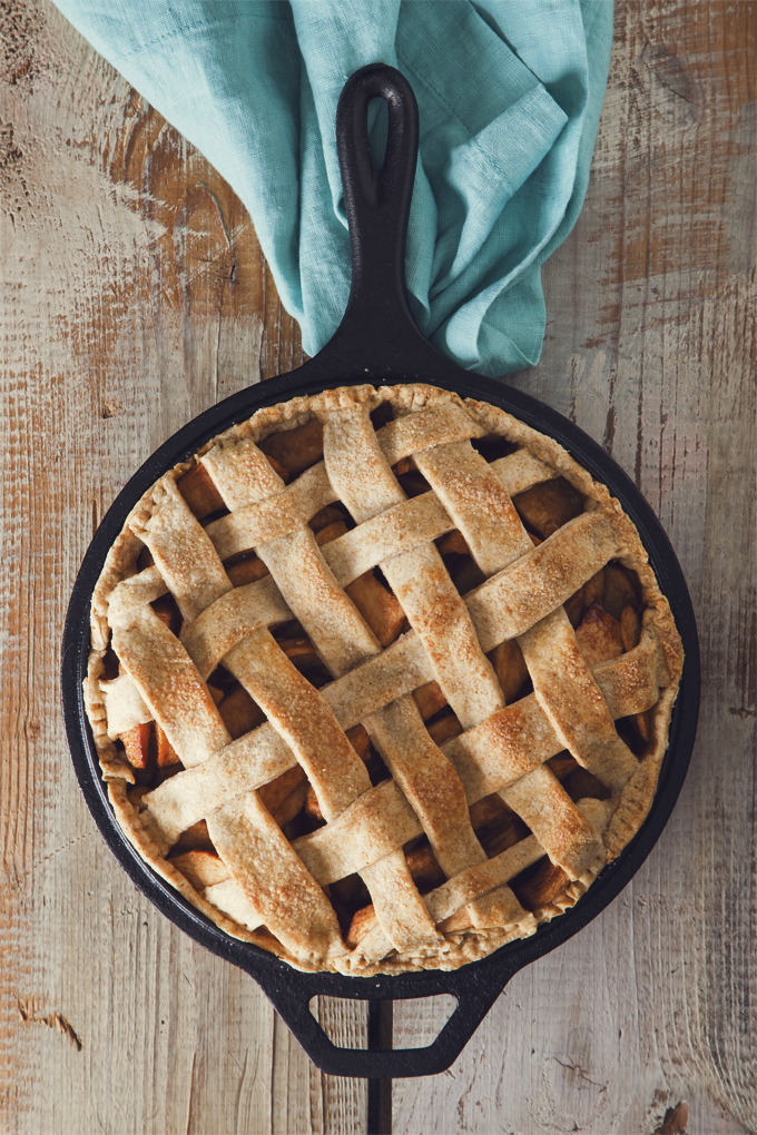 Rustic Skillet Apple Pie (Vegan) | picklesnhoney.com