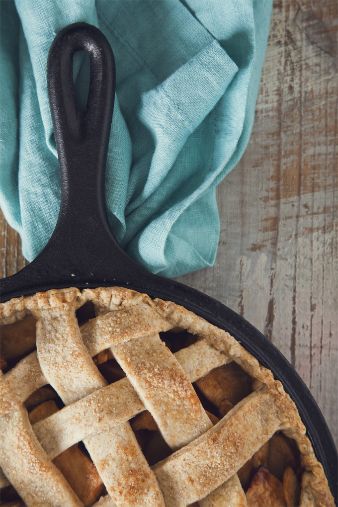 Rustic Skillet Apple Pie (Vegan) | picklesnhoney.com