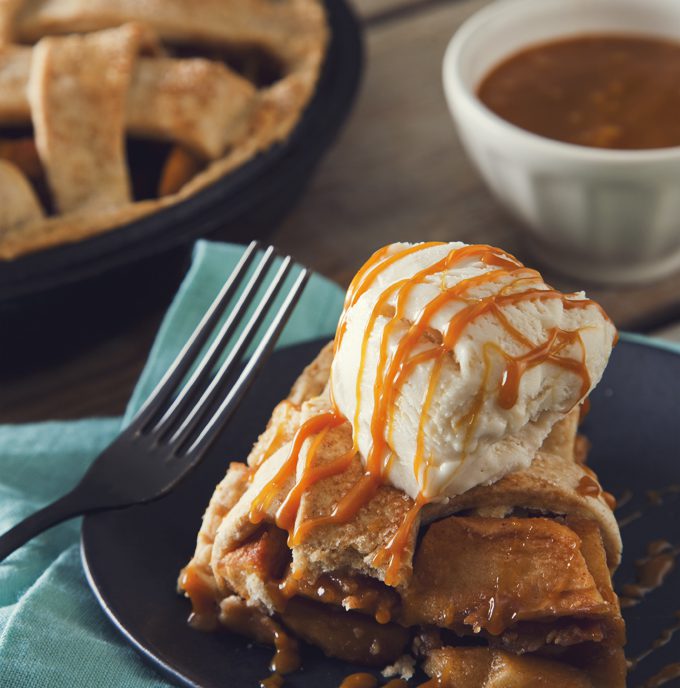 Rustic Skillet Apple Pie (Vegan) | picklesnhoney.com