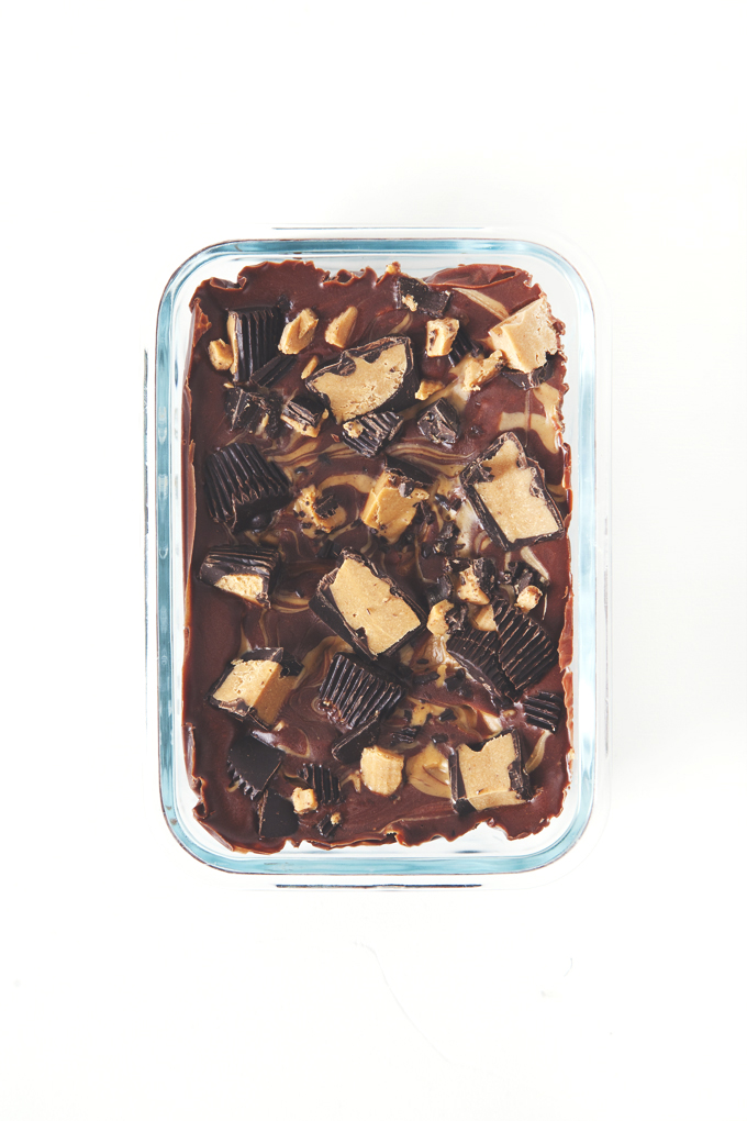Easy 2-layer Chocolate Peanut Butter Fudge (Vegan, Gluten & Processed Sugar-Free) | picklesnhoney.com