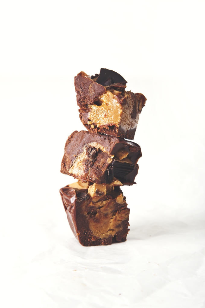 Easy 2-layer Chocolate Peanut Butter Fudge (Vegan, Gluten & Processed Sugar-Free) | picklesnhoney.com