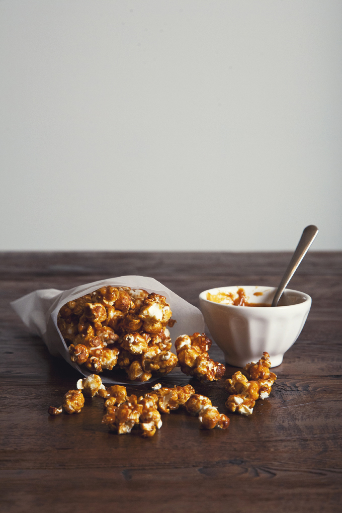 Easy Vegan Salted Caramel Popcorn (Gluten-Free, Low-Glycemic) | picklesnhoney.com