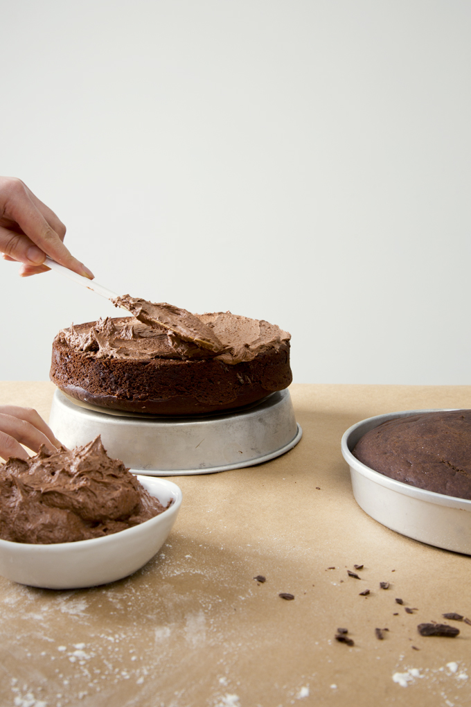 1 Bowl 2 Layer Vegan Chocolate Cake | picklesnhoney.com