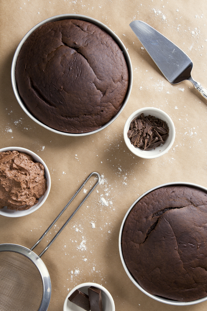 1 Bowl 2 Layer Vegan Chocolate Cake | picklesnhoney.com