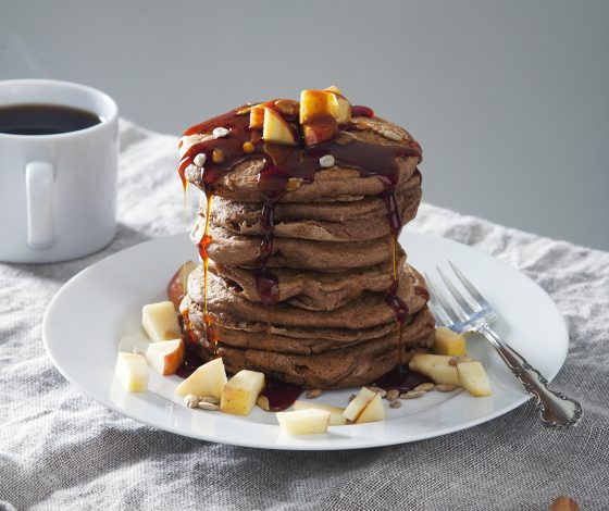 10-Ingredient Apple Cinnamon Vegan Protein Pancakes! | picklesnhoney.com #vegan #protein #pancakes #apple #cinnamon #recipe #breakfast #brunch