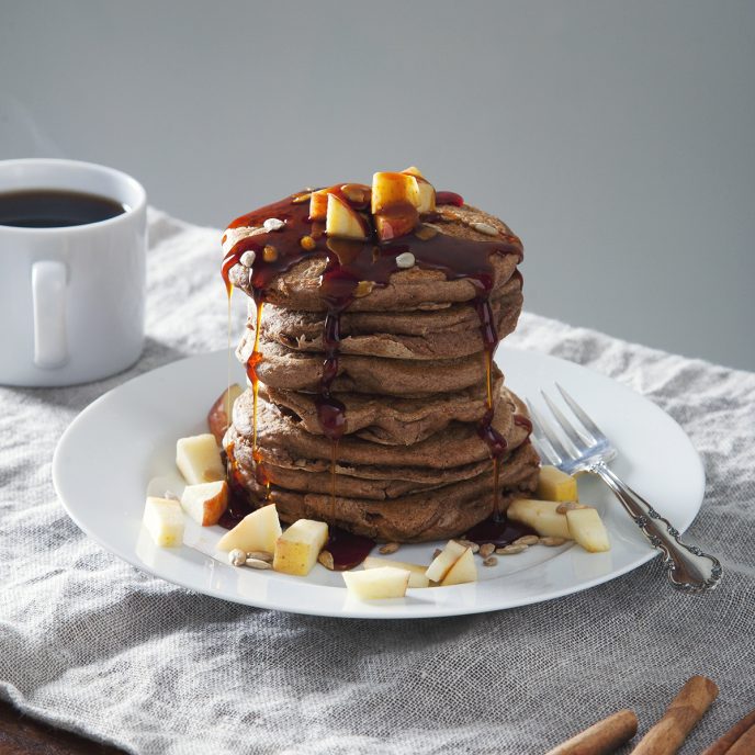 10-Ingredient Apple Cinnamon Vegan Protein Pancakes! | picklesnhoney.com #vegan #protein #pancakes #apple #cinnamon #recipe #breakfast #brunch