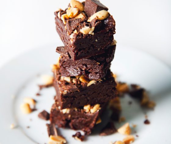 No-Bake Vegan & GF Peanut Butter Brownie Bites | picklesnhoney.com