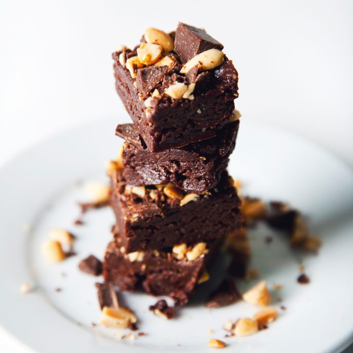 No-Bake Vegan & GF Peanut Butter Brownie Bites | picklesnhoney.com