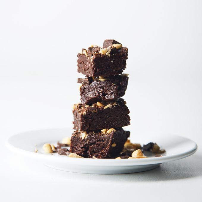 No-Bake Vegan & GF Peanut Butter Brownie Bites | picklesnhoney.com