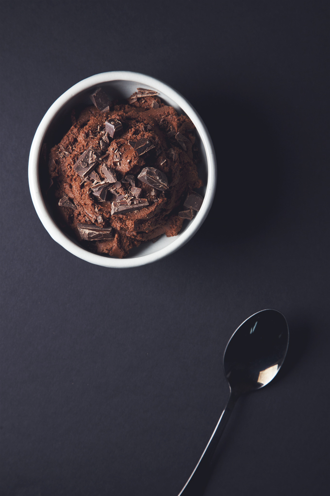 Double Dark Chocolate Chickpea Dip (Vegan, GF, Low-Glycemic) | picklesnhoney.com