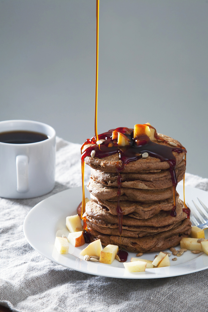 10-Ingredient Apple Cinnamon Vegan Protein Pancakes! | picklesnhoney.com #vegan #protein #pancakes #apple #cinnamon #recipe #breakfast #brunch