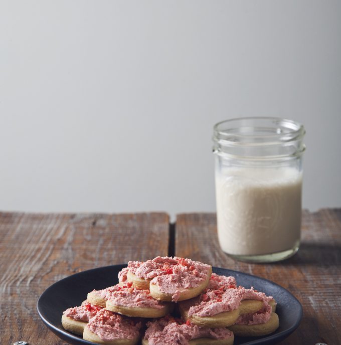 1 Bowl Frosted Vegan Sugar Cookies | picklesnhoney.com