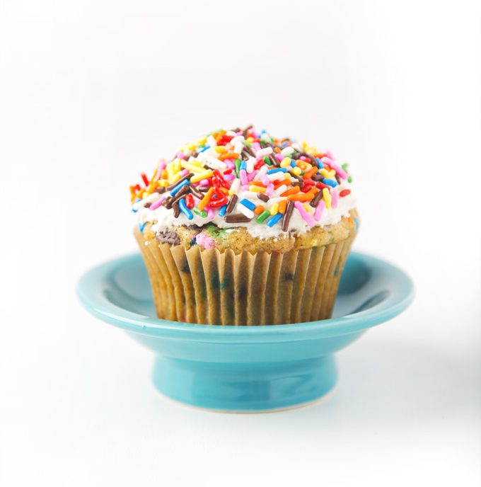 1 Bowl Vegan Funfetti Cupcakes | picklesnhoney.com