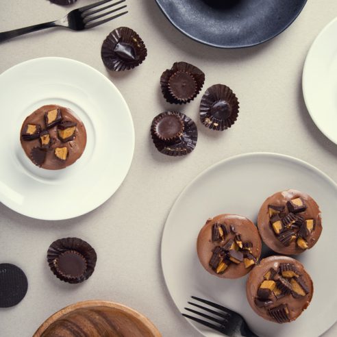 No-Bake Mini Peanut Butter Cup Vegan Chocolate Cheesecakes | picklesnhoney.com