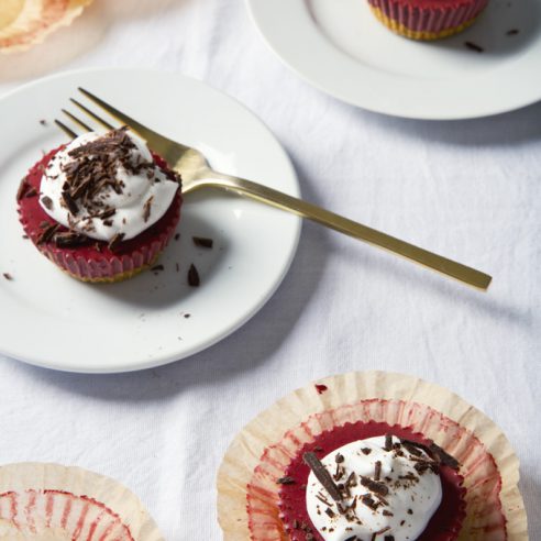 No-Bake Mini Vegan Red Velvet Cheesecakes | picklesnhoney.com