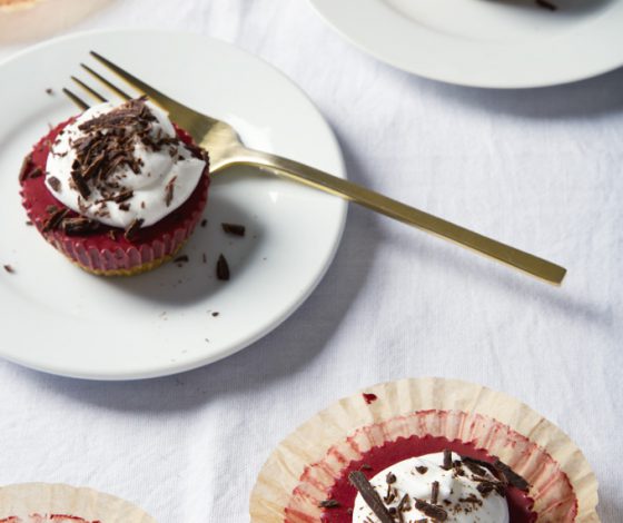 No-Bake Mini Vegan Red Velvet Cheesecakes | picklesnhoney.com