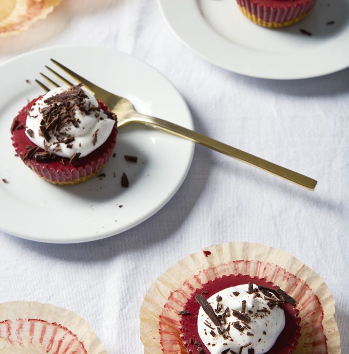 No-Bake Mini Vegan Red Velvet Cheesecakes | picklesnhoney.com