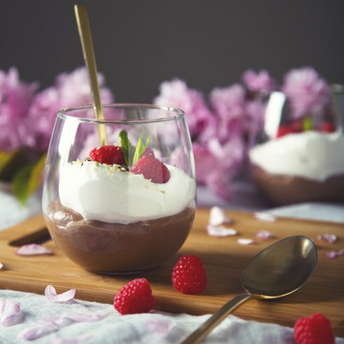 Instant Milk Chocolate Pudding with Homemade Marshmallow Fluff Topping (Vegan & Gluten-Free) | picklesnhoney.com