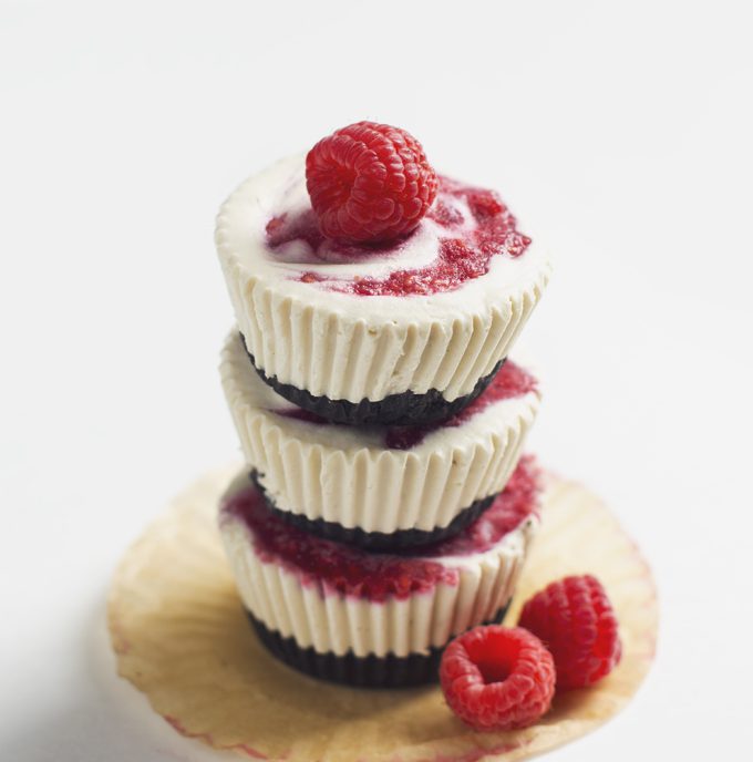 No-Bake Mini White Chocolate Raspberry Cheesecakes with Oreo Crust | picklesnhoney.com #vegan