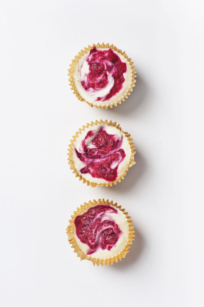 No-Bake Mini White Chocolate Raspberry Cheesecakes with Oreo Crust | picklesnhoney.com #vegan
