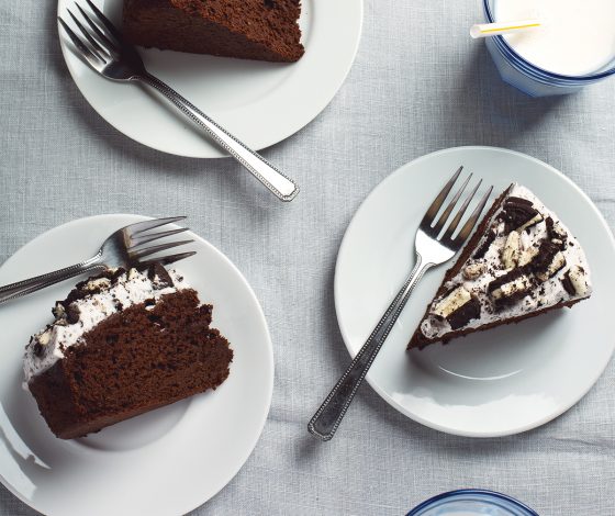 9-Ingredient Vegan Oreo Chocolate Cake with Fluffy Oreo Frosting! | picklesnhoney.com #vegan #oreo #chocolate #cake #recipe #desser