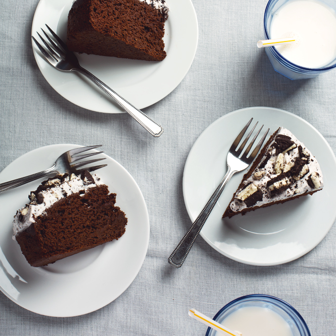 9-Ingredient Vegan Oreo Chocolate Cake with Fluffy Oreo Frosting! | picklesnhoney.com #vegan #oreo #chocolate #cake #recipe #desser