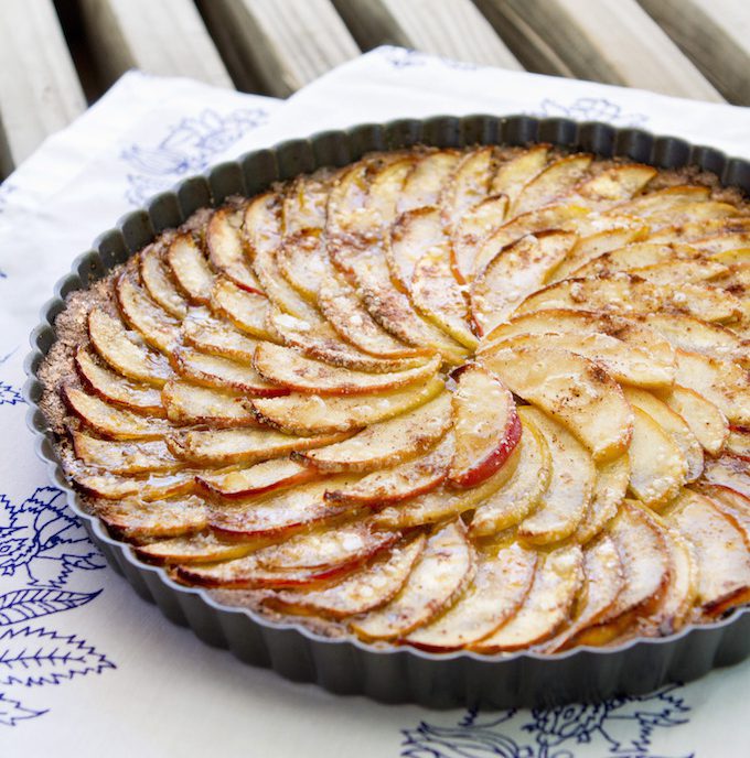 Easy Vegan & Gluten-Free Apple Pie! Just 10 Ingredients | picklesnhoney.com #recipe #vegan #glutenfree #apple #pie #dessert #thanksgiving