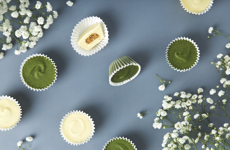 Superfood Vegan White Chocolate Almond Butter Cups (2 ways) | picklesnhoney.com #vegan #chocolate #chlorella