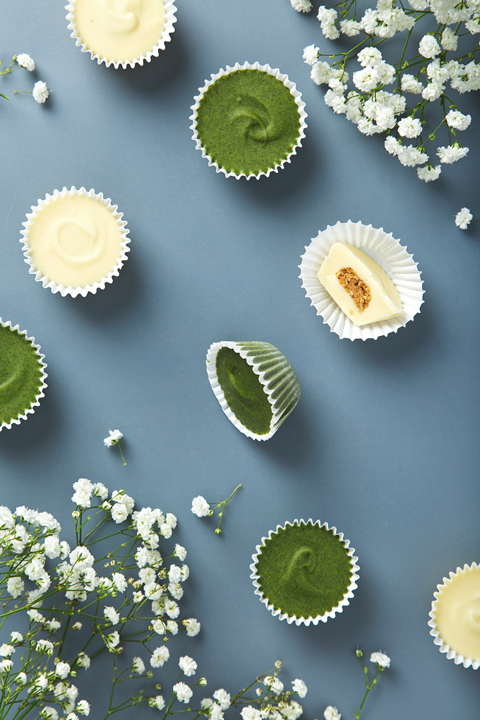 Superfood Vegan White Chocolate Almond Butter Cups (2 ways) | picklesnhoney.com #vegan #chocolate #chlorella