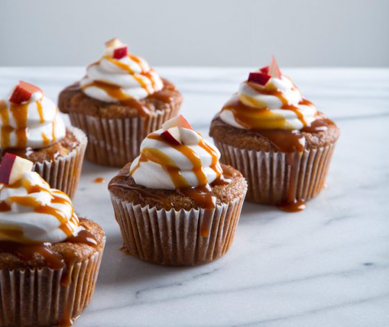 Vegan Caramel Apple Cupcakes with Aquafaba Marshmallow Frosting | picklesnhoney.com #recipe #caramel #apple #cupcakes #vegan