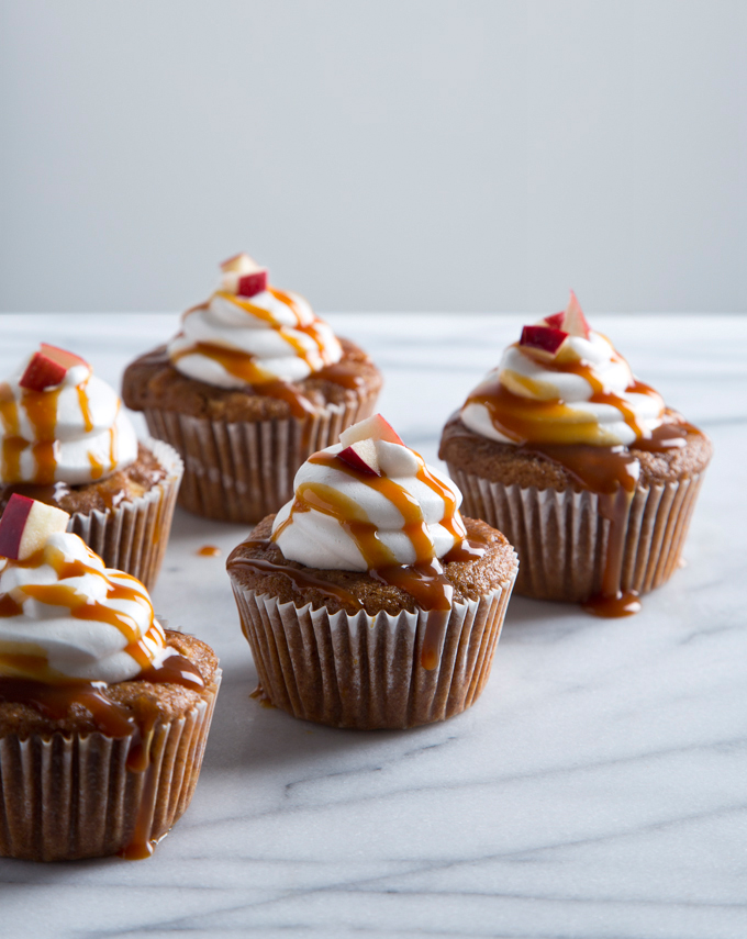 Vegan Caramel Apple Cupcakes with Aquafaba Marshmallow Frosting | picklesnhoney.com #recipe #caramel #apple #cupcakes #vegan