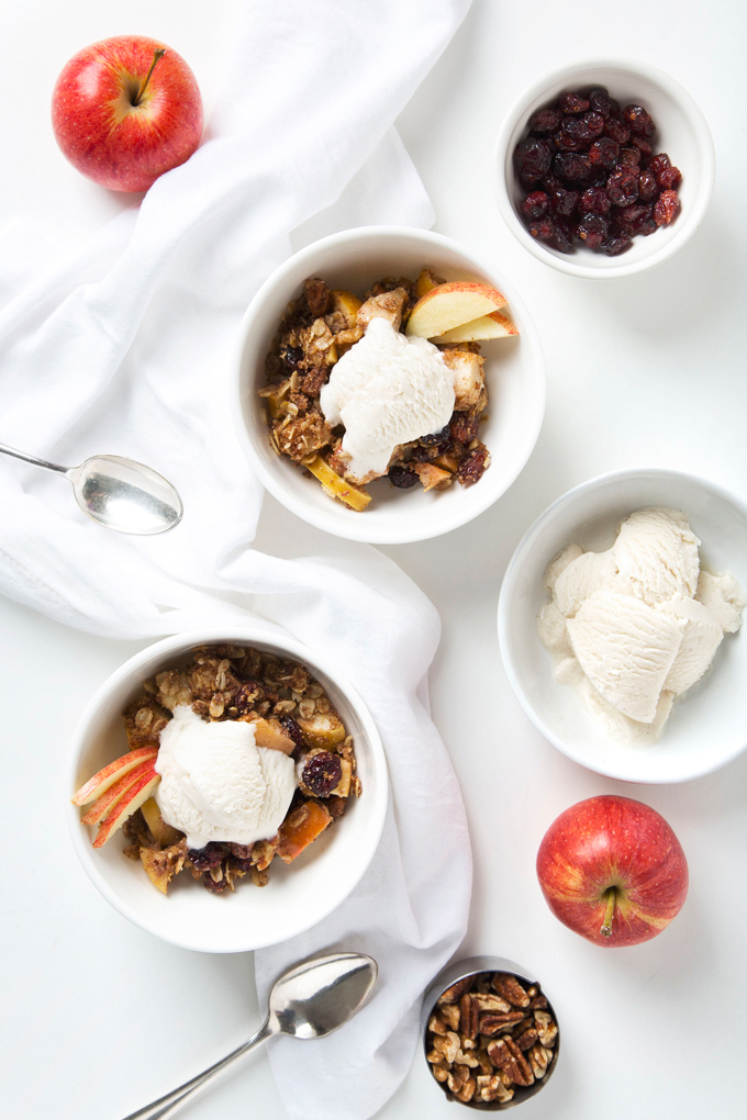 Easy Cardamom Apple Crisp (Vegan, Gluten-Free & Paleo!) | picklesnhoney.com #vegan #applecrisp #dessert