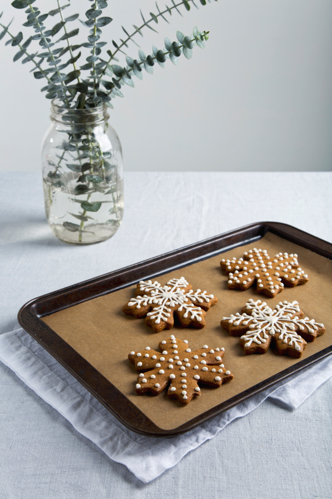 Vegan Gingerbread Cookies | picklesnhoney.com #vegan #cookies #gingerbread #recipe