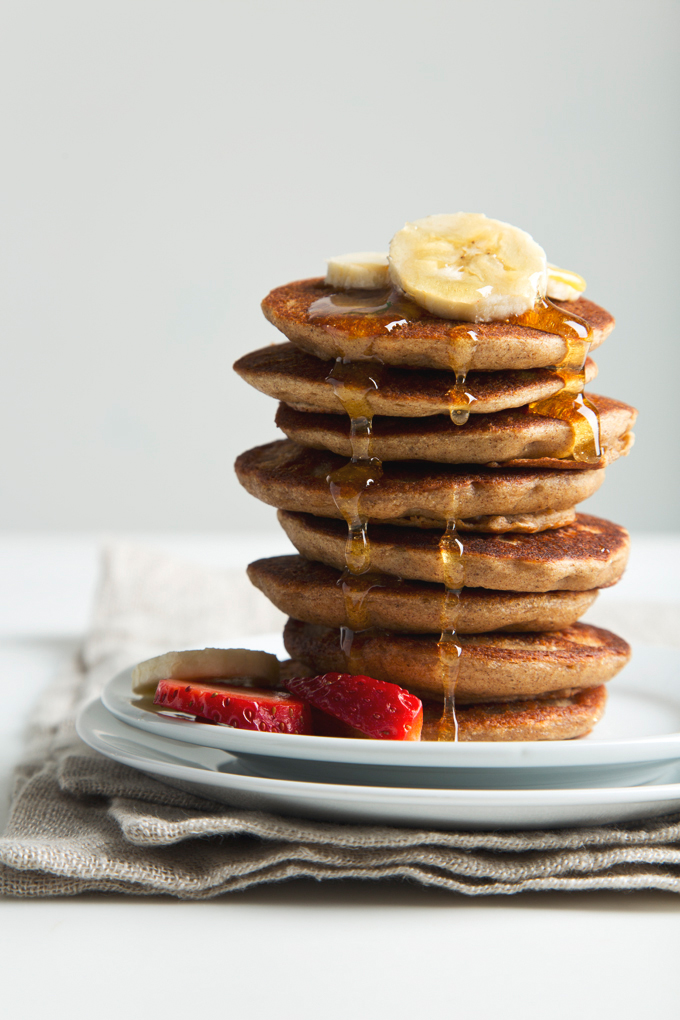7 Ingredient Banana Protein Pancakes | picklesnhoney.com #vegan #glutenfree #pancakes #breakfast
